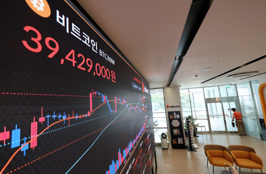 6월 22일 서울 강남구 빗썸 고객지원센터 전광판에 비트코인 실시간 거래 가격이 표시되고 있다. <연합뉴스>